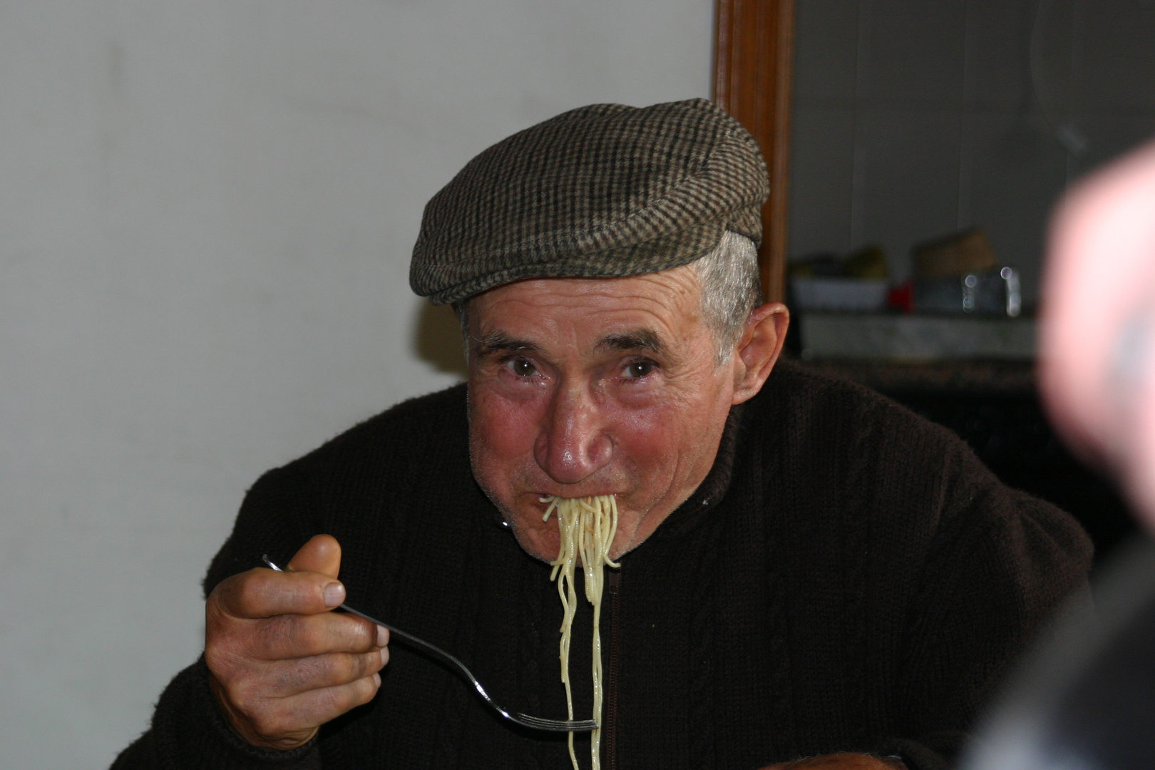 Opa beim Spaghetti essen Foto &amp; Bild | erwachsene, menschen im alter ...