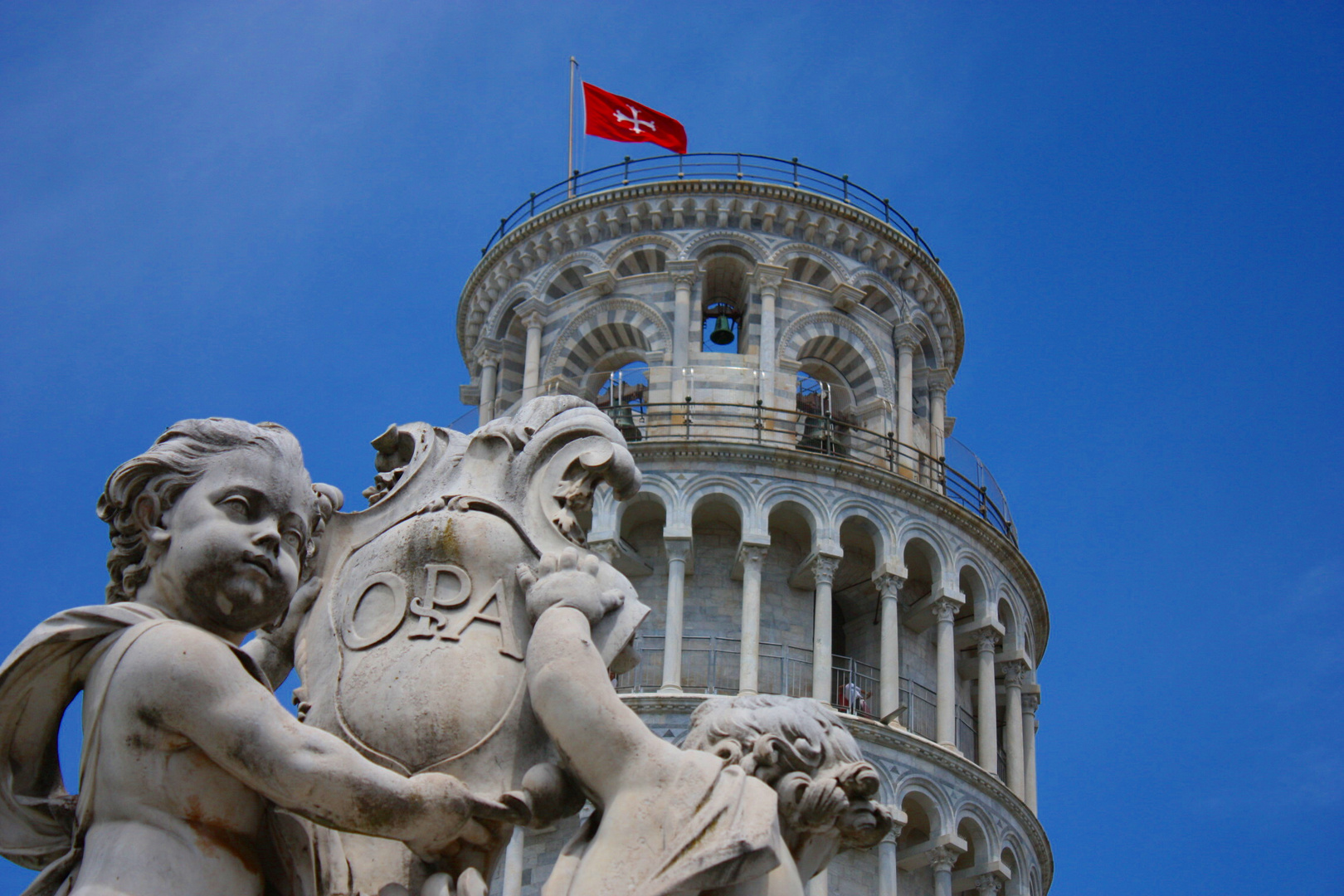 OPA - Engel vor dem schiefen Turm von Pisa