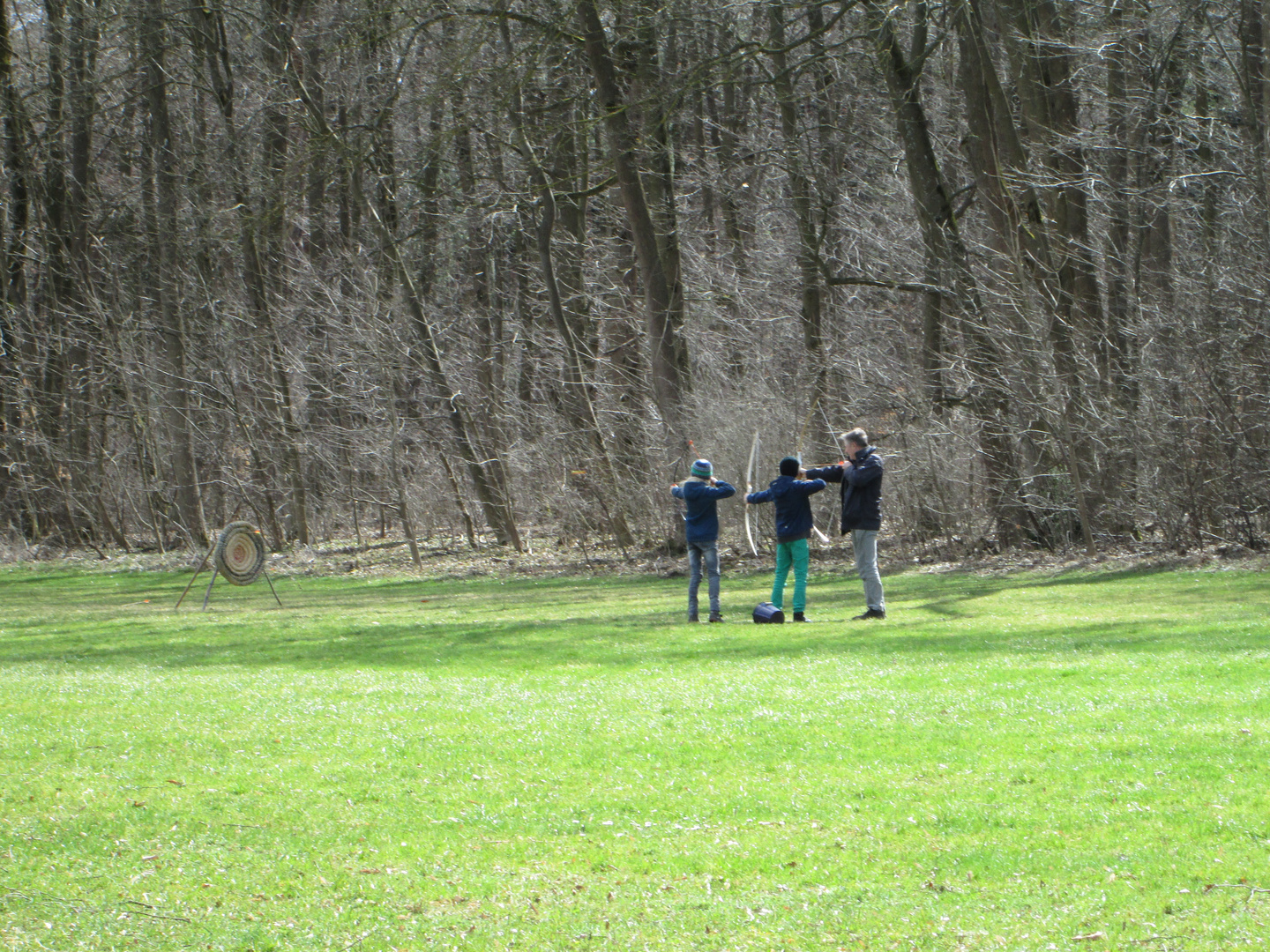 Opa mit Enkelkinder beim Bogenschießen 3-3