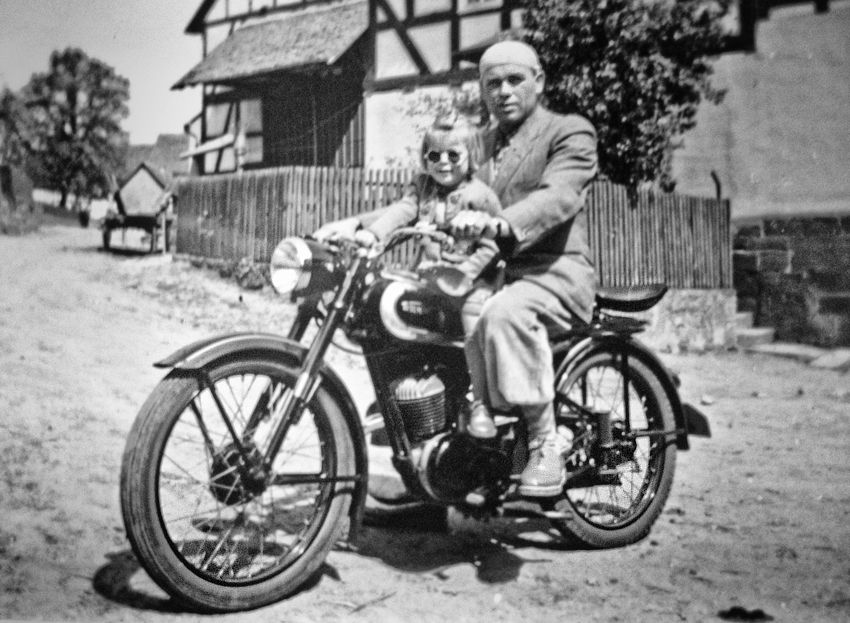 Opa mit Mama und Triumph