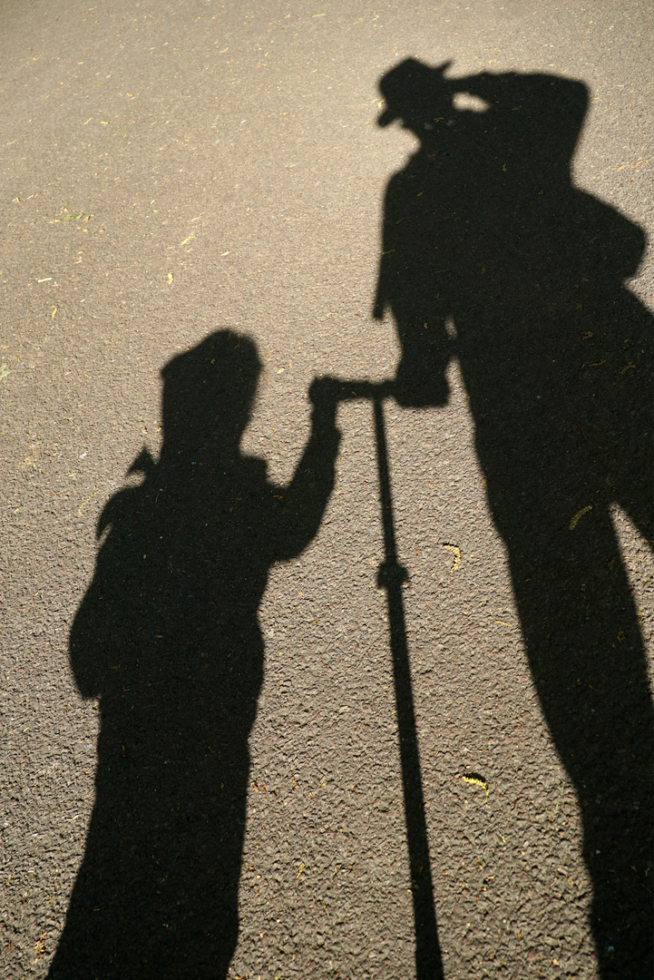 Opa und Enkel führen den Roller