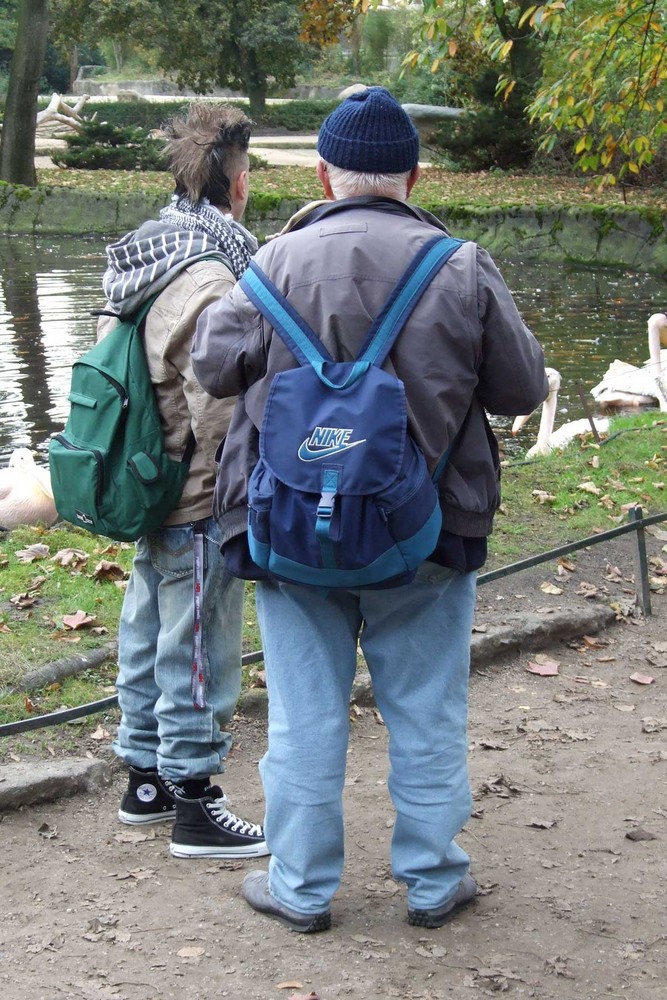 Opa und Enkel im Zoo