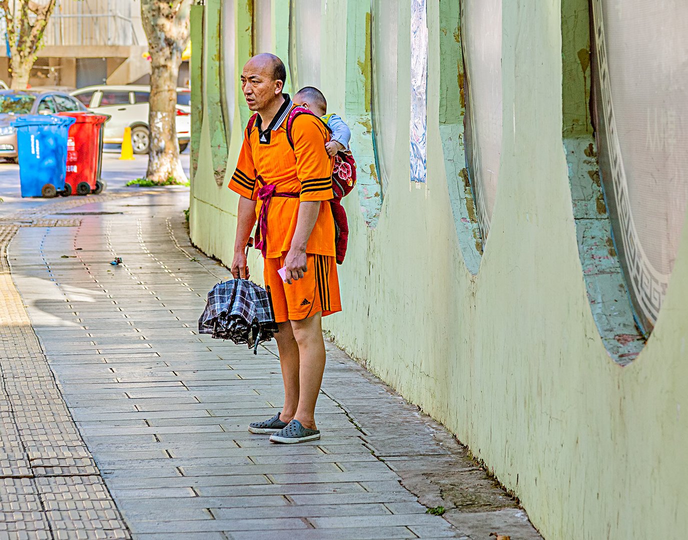 Opa und Enkel unterwegs in Kunming