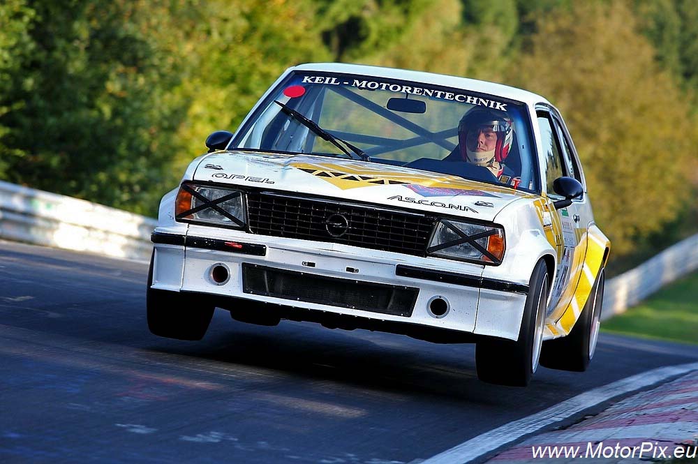 Opel Ascona im Planzgarten, im Flug beim Eifel-Rennen 2009