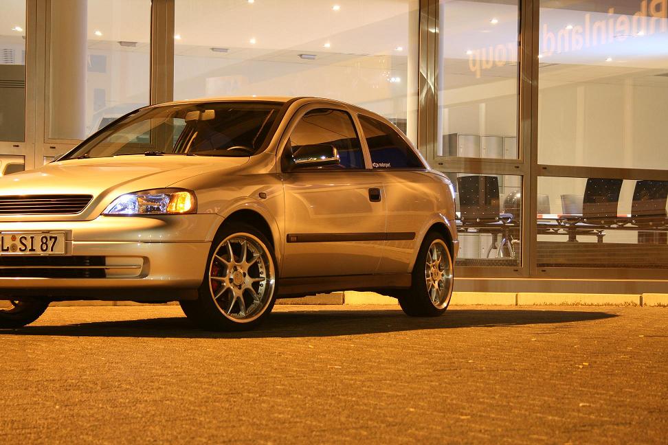Opel Astra bei Nacht