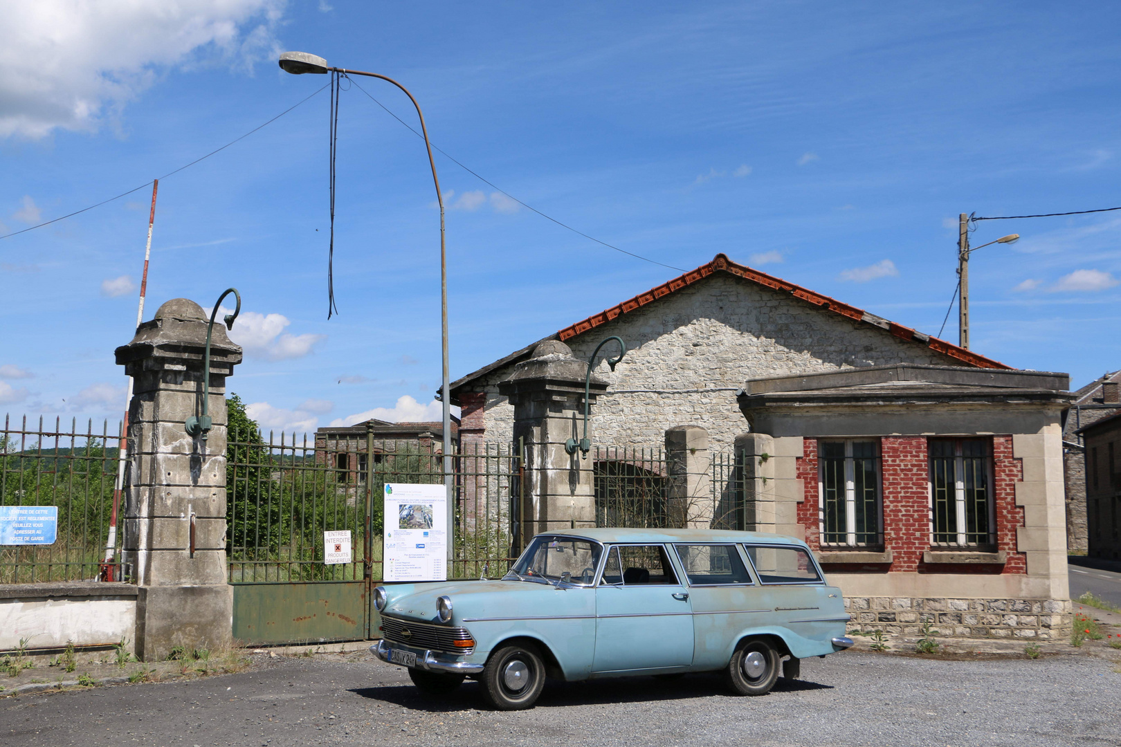 Opel mit Industriebrache