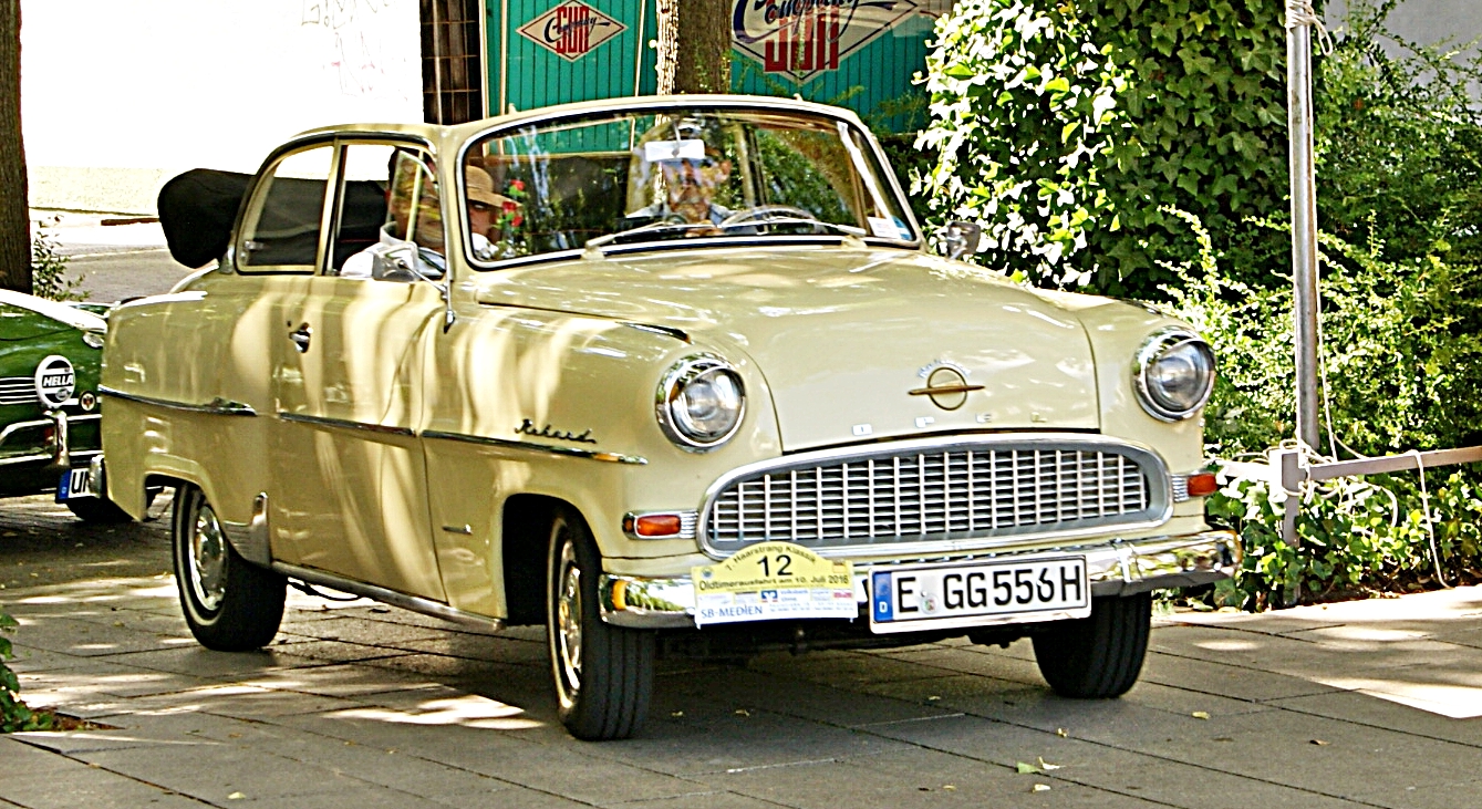 Opel Olympia Rekord Cabriolimousine des Jahrganges 1956.