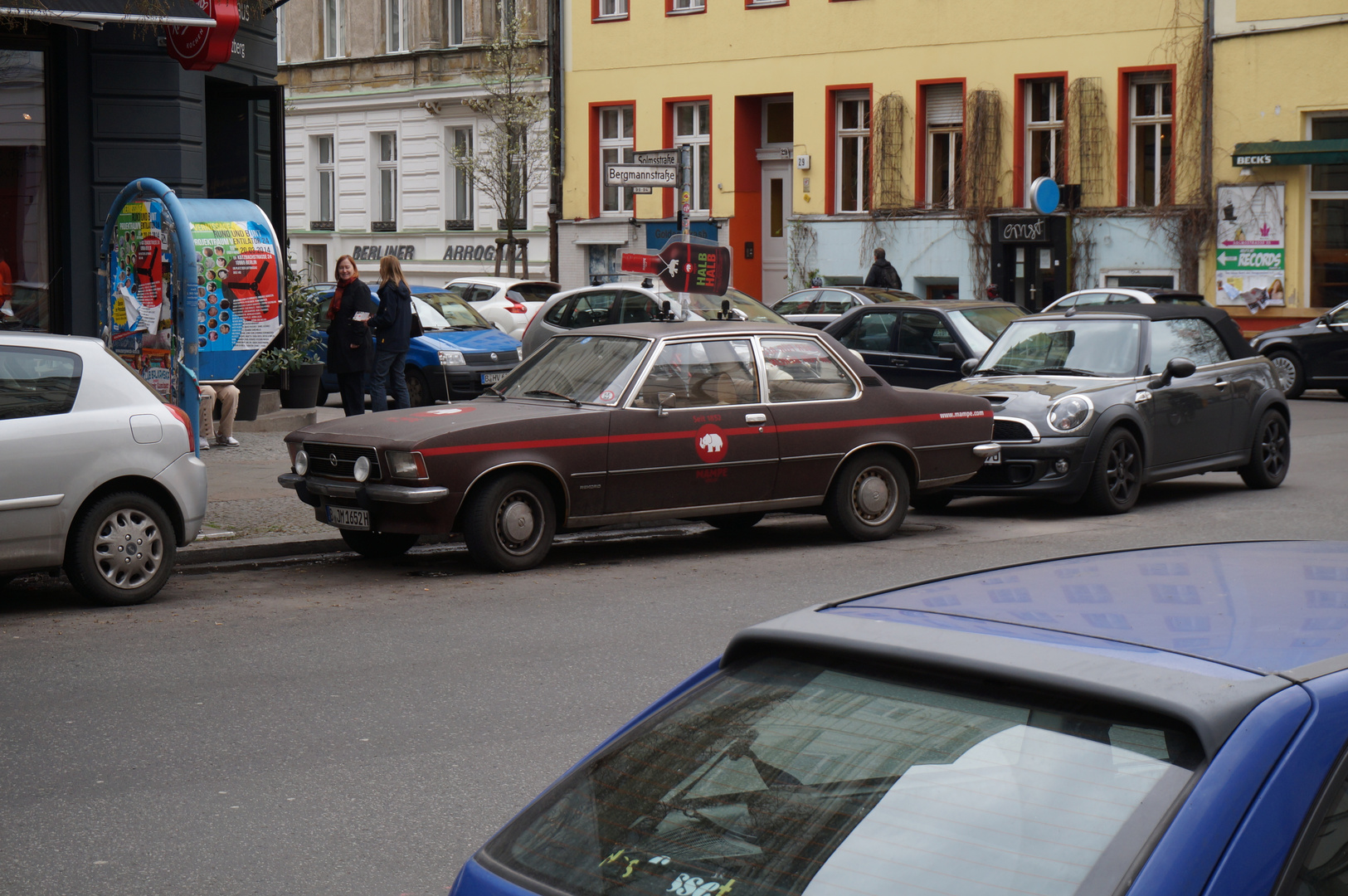 Opel Rekord Zweitürer gepaart mit Mini und Berliner Arroganz, Streetart