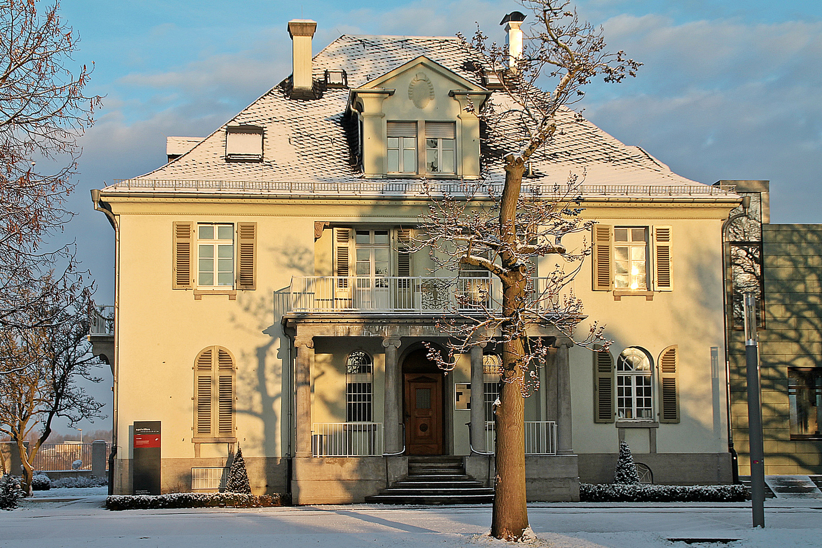 Opelvilla in winterlicher Morgensonne