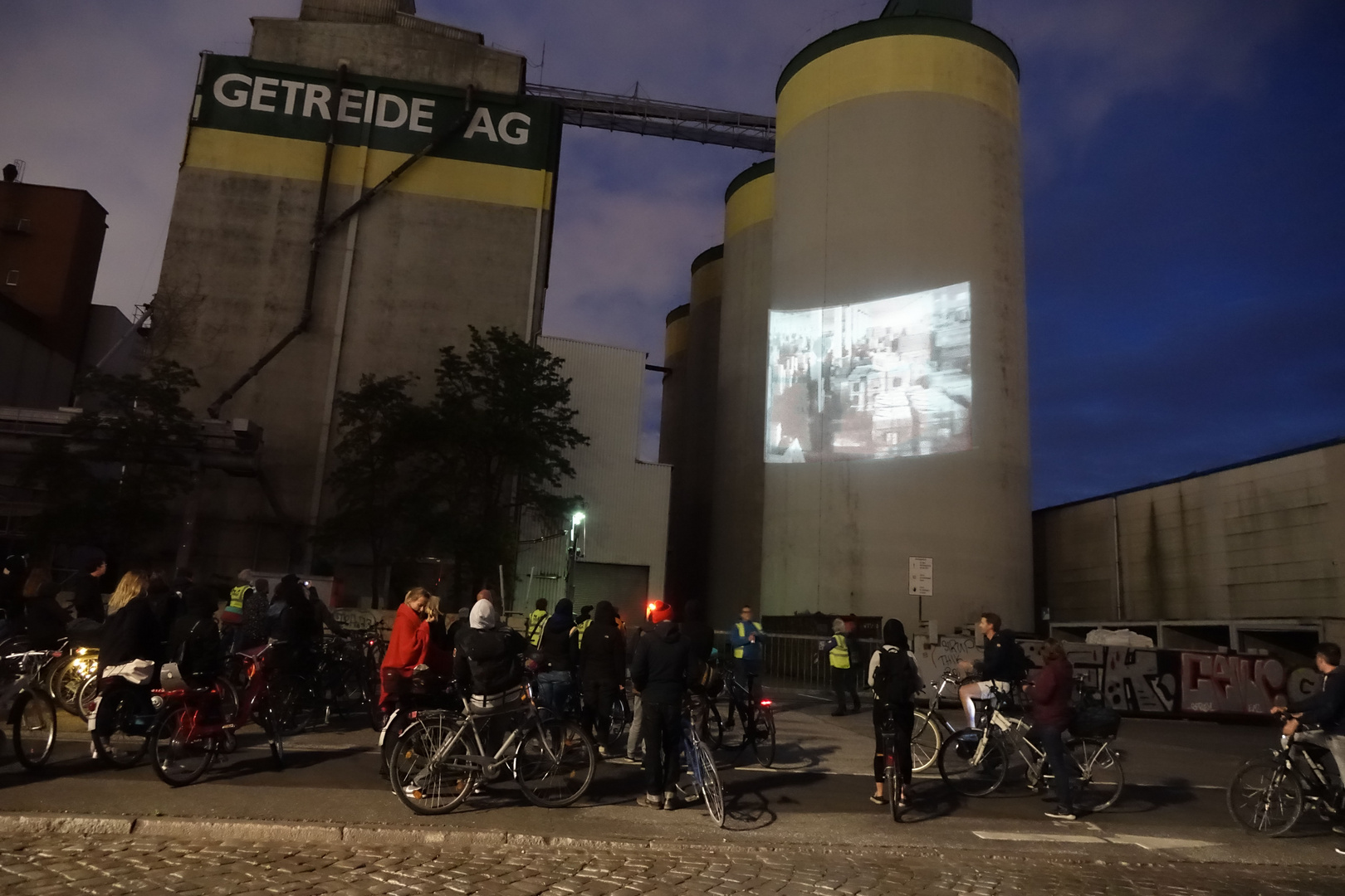 Open-Air-Kino am Getreidesilo im Hamburger Hafen