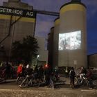 Open-Air-Kino am Getreidesilo im Hamburger Hafen