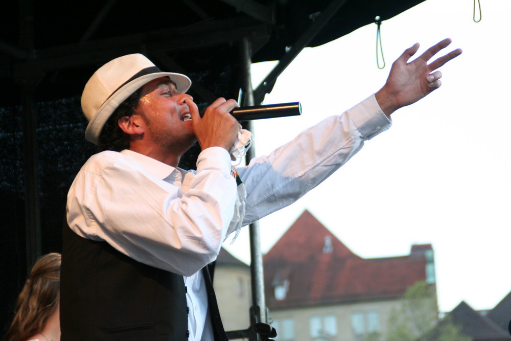Open Air: Sänger singt "Auf der Bank" 2009