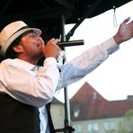 Open Air: Sänger singt "Auf der Bank" 2009