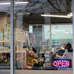 OPEN Frau in Supermarkt ca-7876-col mit 50mmSigma