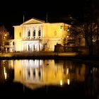 Oper bei Nacht mit Spiegelung im Fontänenbecken