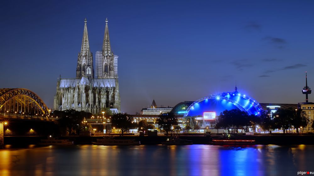 Oper Köln mit Nachbargebäude