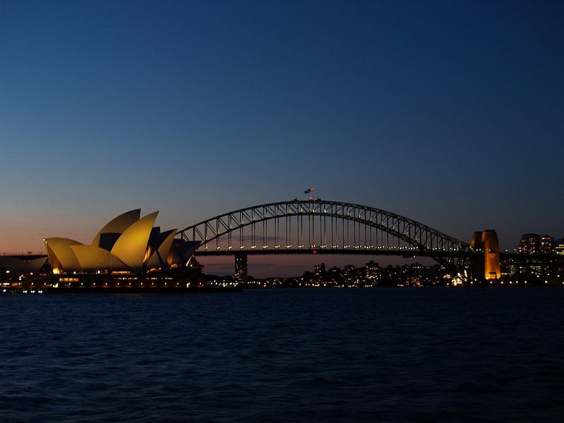 Oper und Habor Bridge Sydney zur blauen Stunde