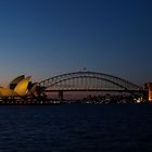 Oper und Habor Bridge Sydney zur blauen Stunde