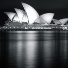 Opera House in Sydney bei Nacht in BW