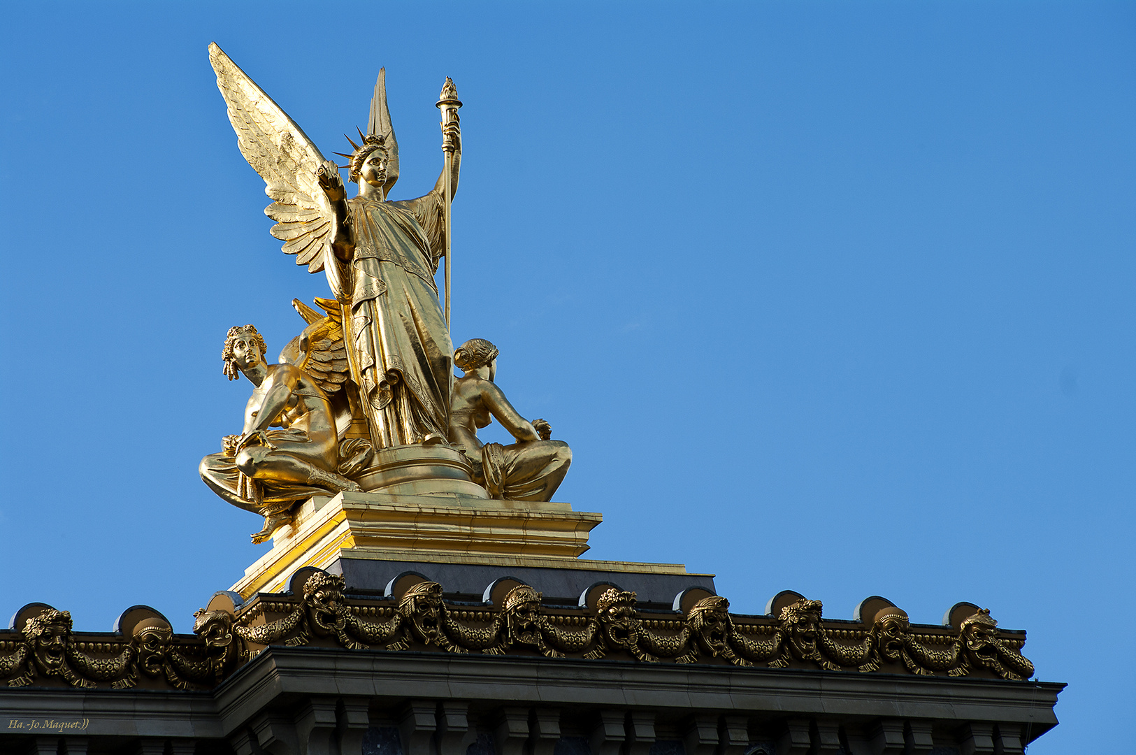 Opéra National - Golden Statue Atop