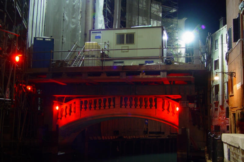 Opernbaustelle bei Nacht