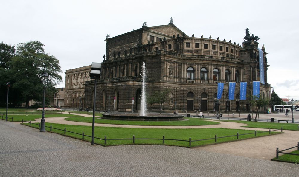 Opernhaus der Sächsischen Staatsoper Dresden