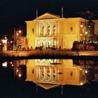 Opernhaus Halle gespiegelt