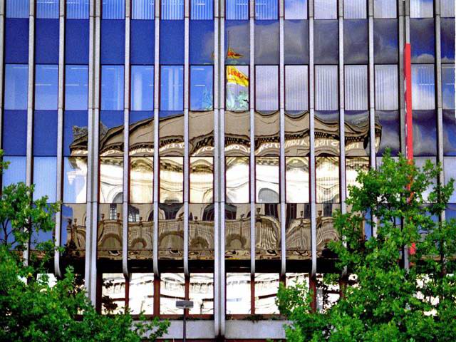 Opernhaus im Spiegelbild