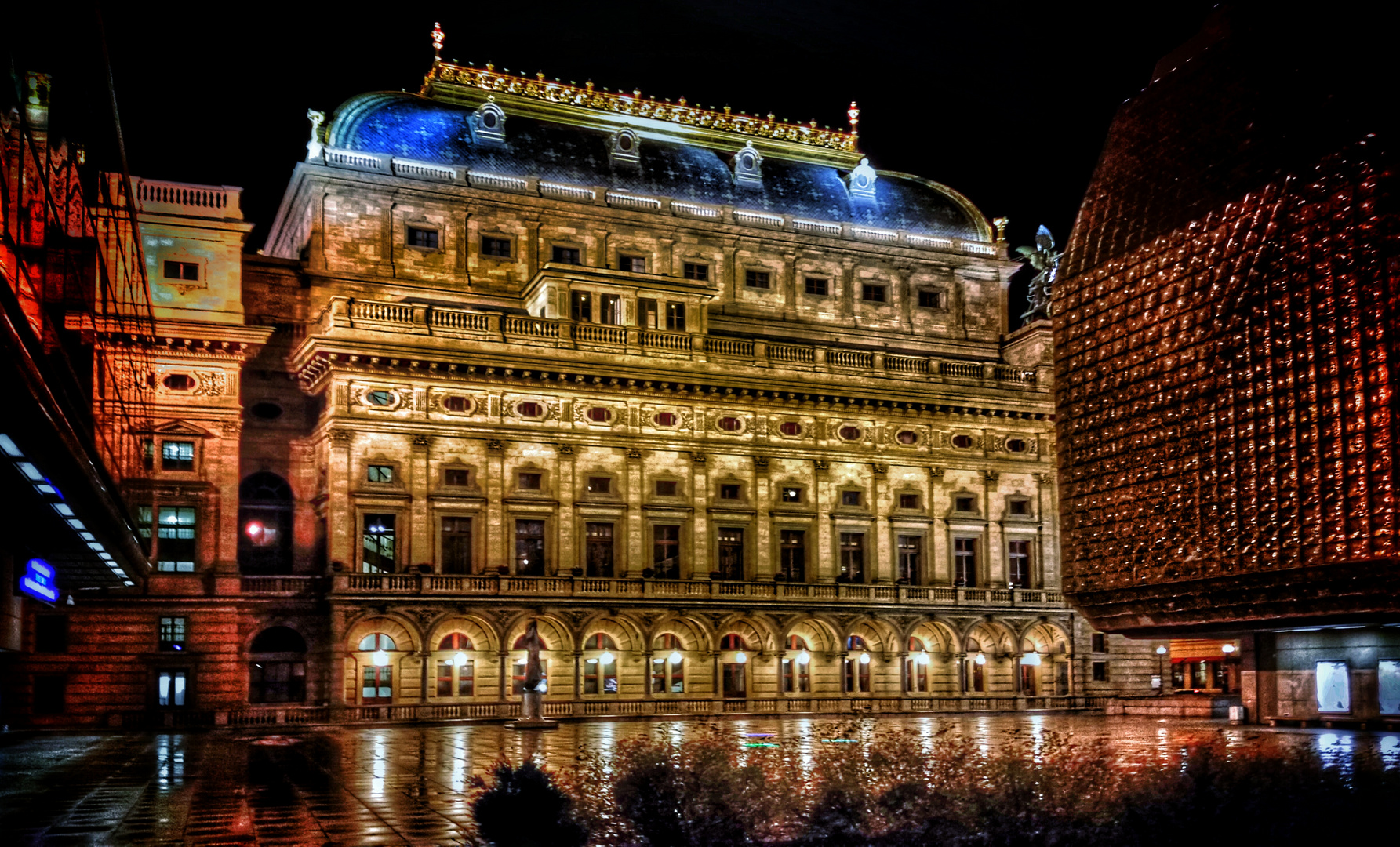 Opernhaus in Prag bei Nacht