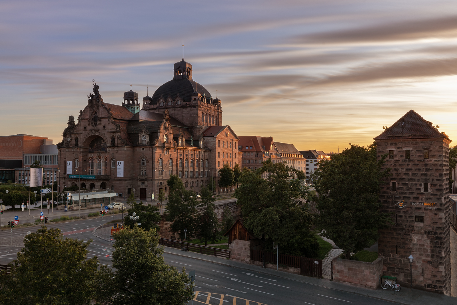 Opernhaus Nürnberg bei Sonnenuntergang