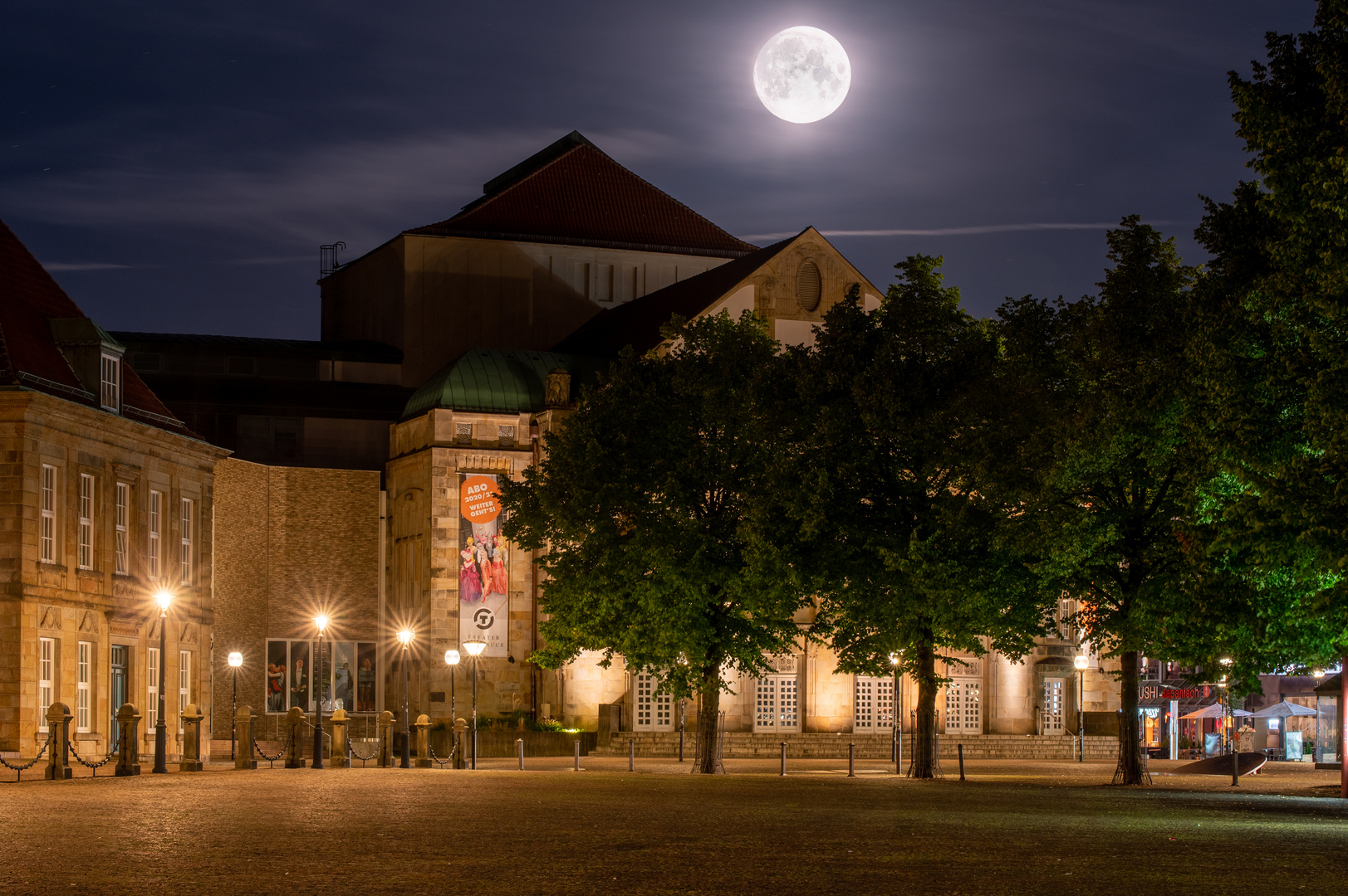 Opernhaus Osnabrück unterm Vollmond