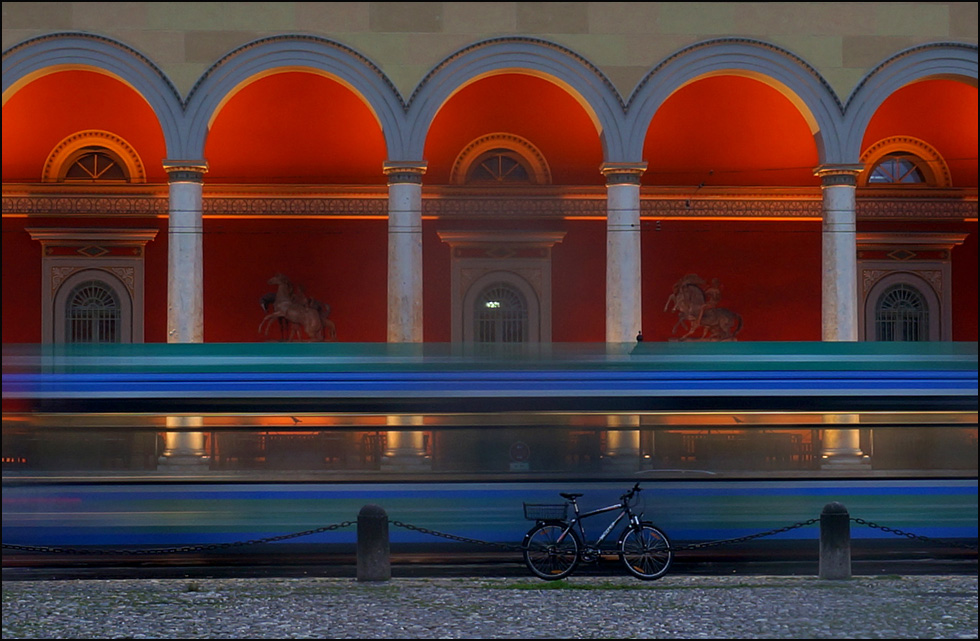 opernpalais mit tram und fahrrad