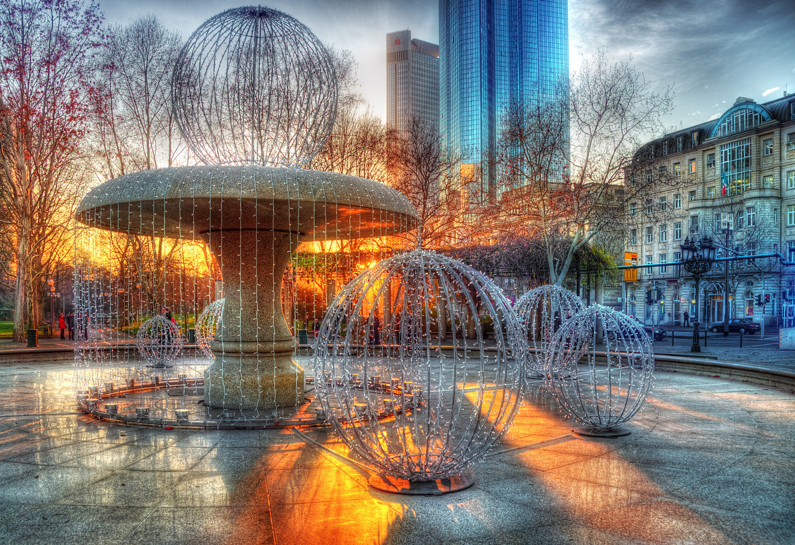 Opernplatz in Frankfurt zur goldenen Stunde