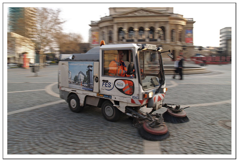 opernplatz, zehn vor acht.