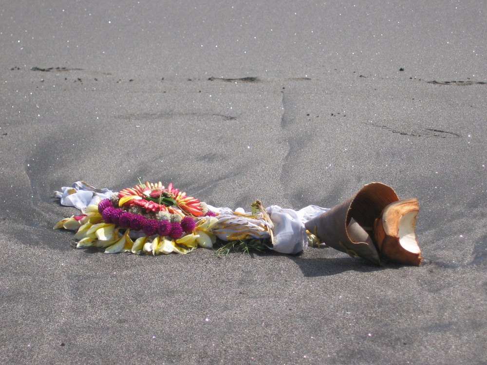 Opfergaben am Strand