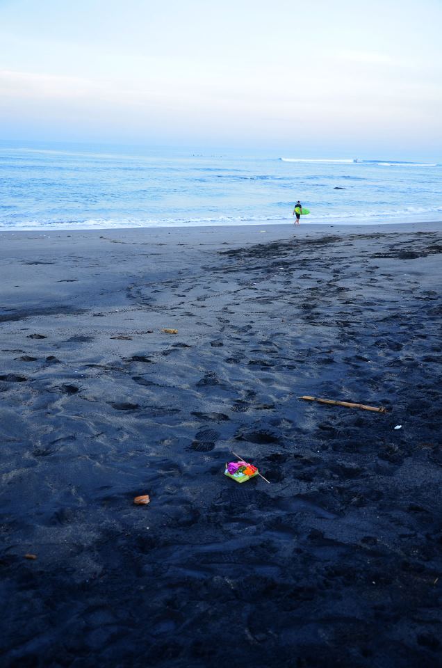 Opferschälchen // Surfer // Batu Bolong