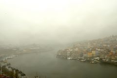 Oporto entre niebla