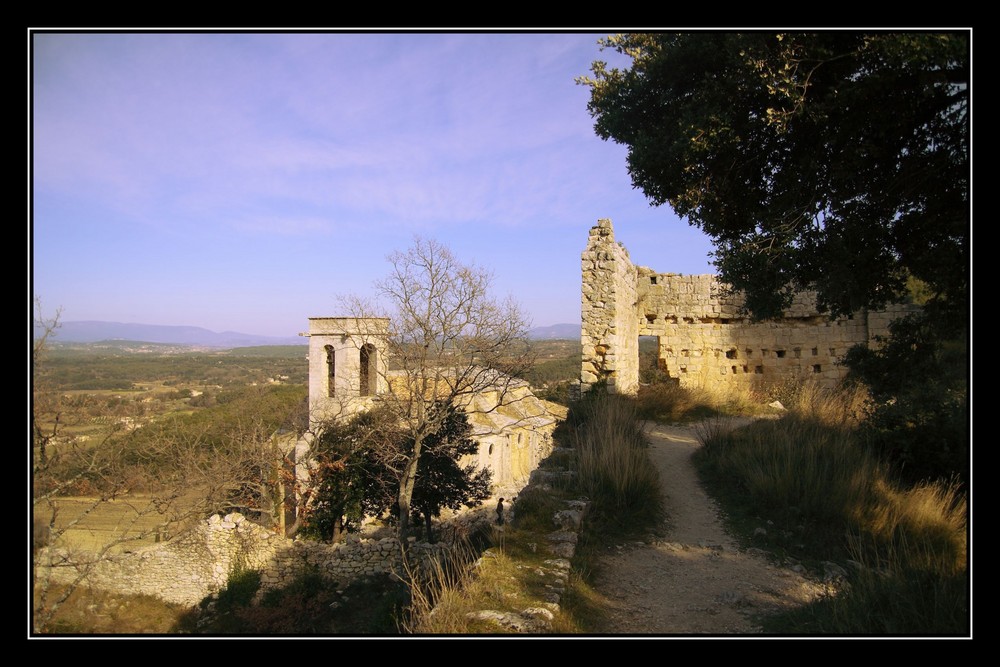 Oppede le vieux, sa collégiale vue par les ruines...