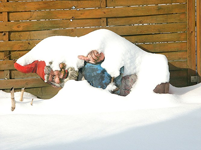 Optimistischer Gartenzwerg