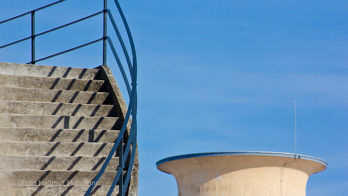 OPTISCHE BETONFRAGMENTE UNTER BLAUEM HIMMEL