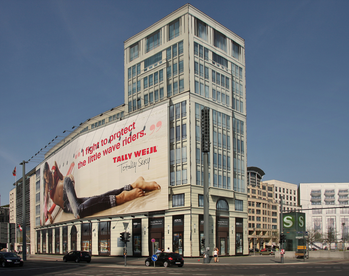 Optische Täuschung, bedruckte Planen täuschen Gebäude im Berliner Stadtbild vor, ...