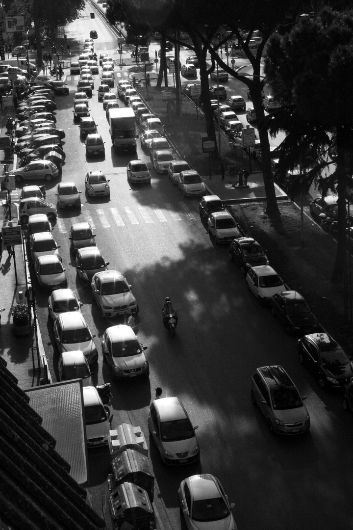 ...ora invece qui nella città i motori delle macchine già ci cantano la marcia funebre...