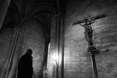 ...Orando en Notre Dame......