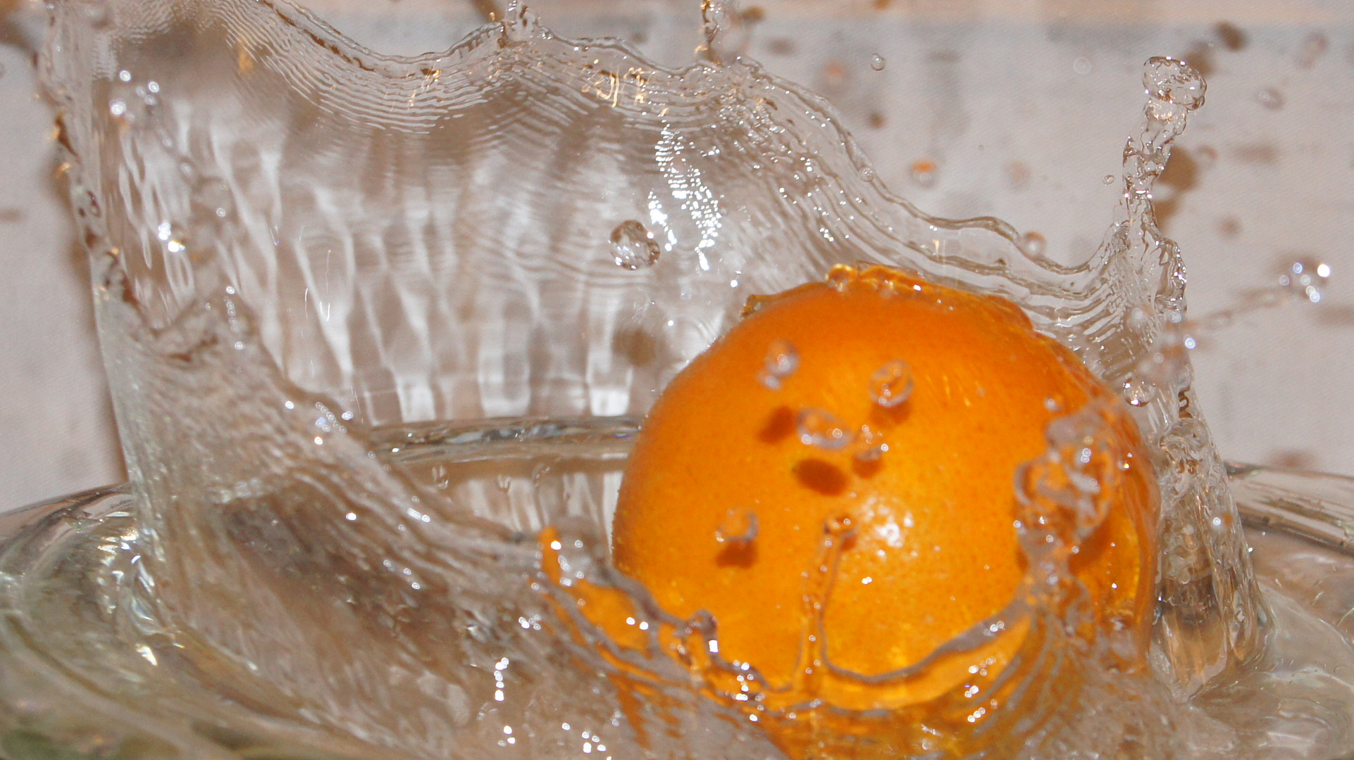 Orange in Wasser