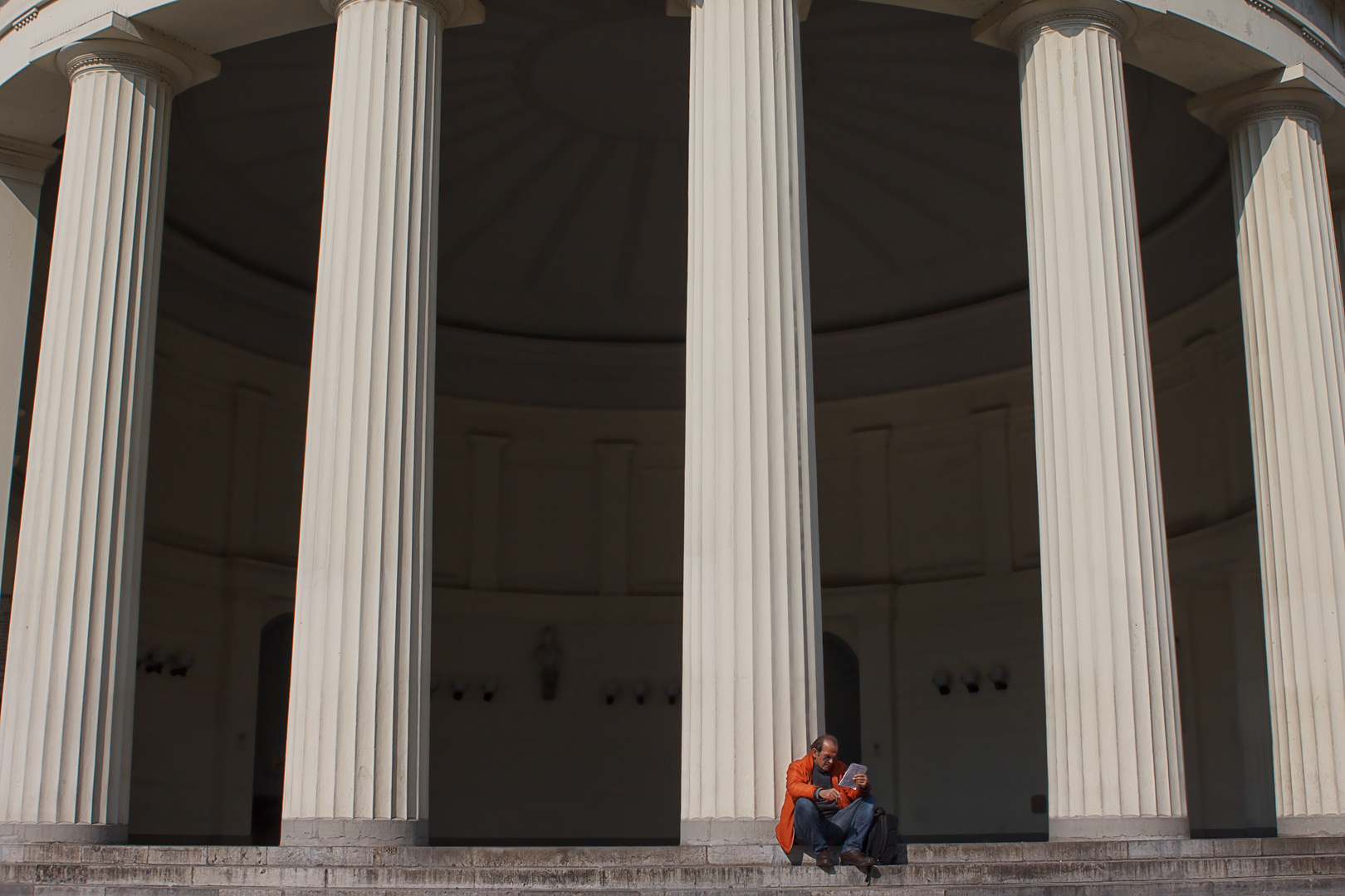 orange Jacke am Elisenbrunnen