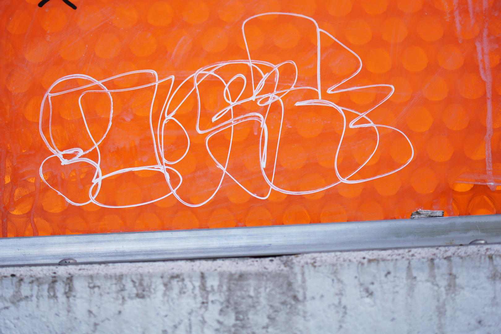 orange mit schrift