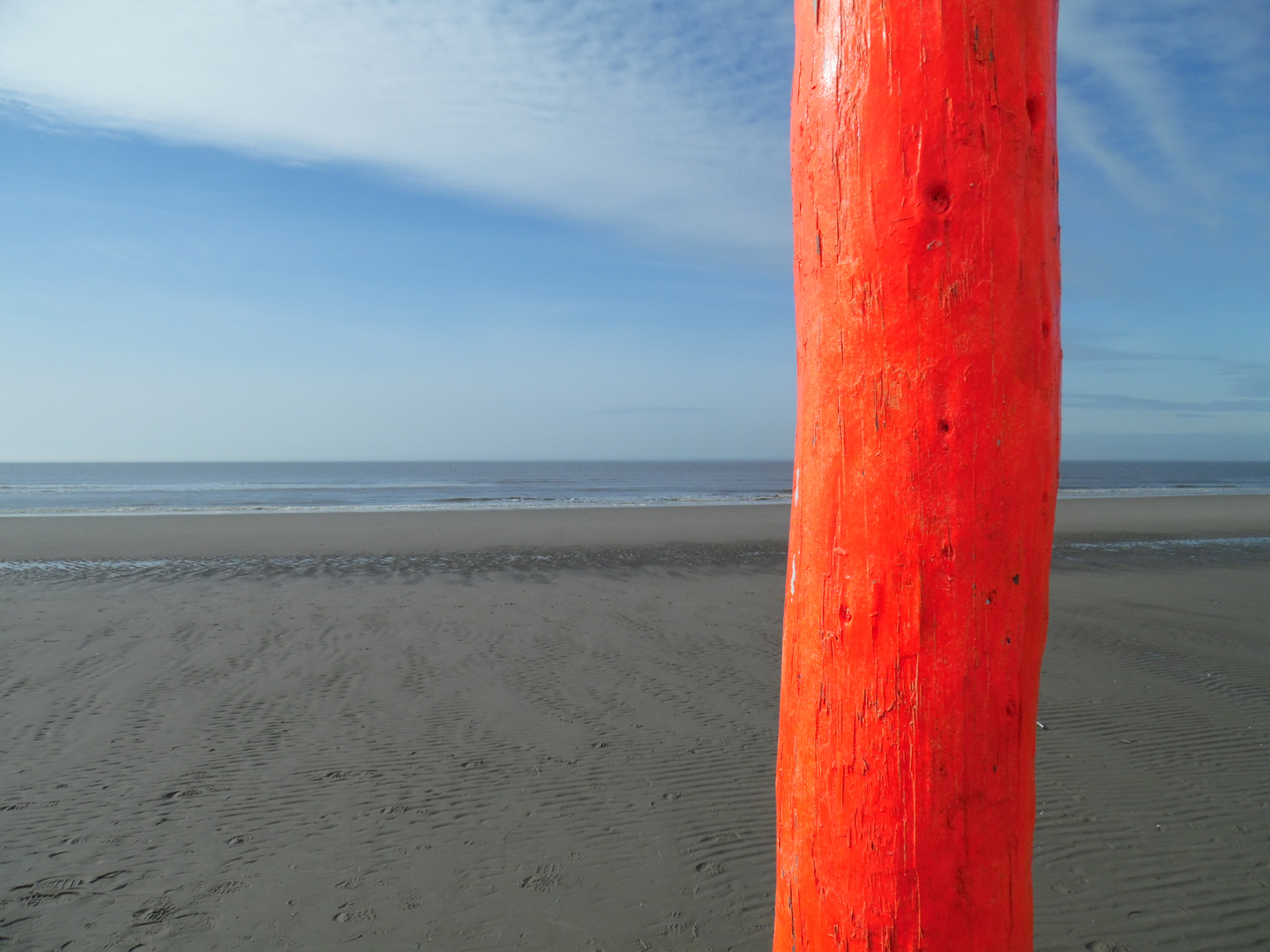 ORANGE  Pfahl in der Nordsee / St. Peter Ording