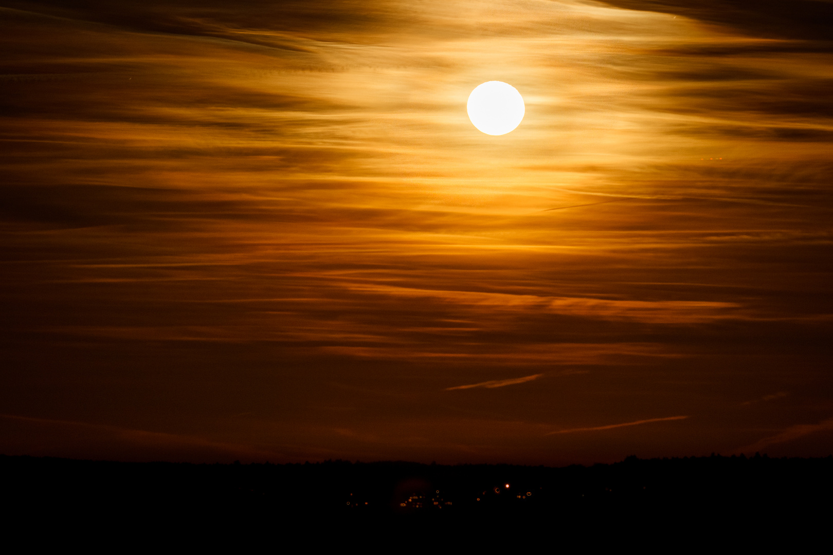 Orange-Roter Himmel mit Mond