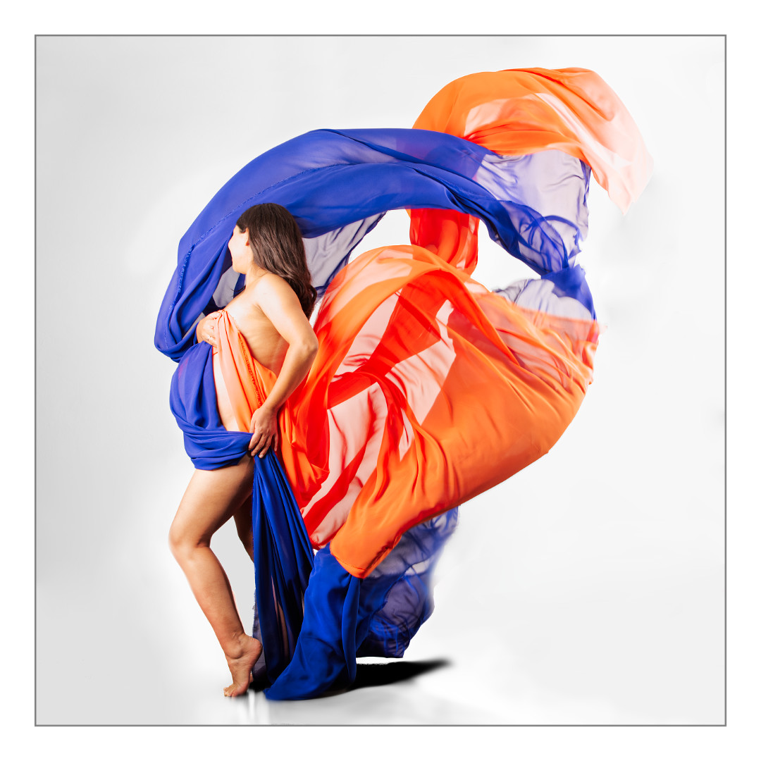 Orange trifft Blau: Babybauch-Fotoshooting der anderen Art