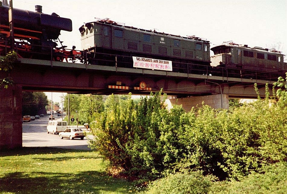 Orange trifft im rosaroten Jahr auf die Ottifanten